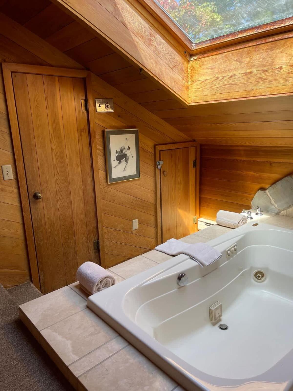 Top Floor Luxury, Sauna, Private Pool, Lake Bellaire Beach, 5 Beds, 4 Full Bath エクステリア 写真
